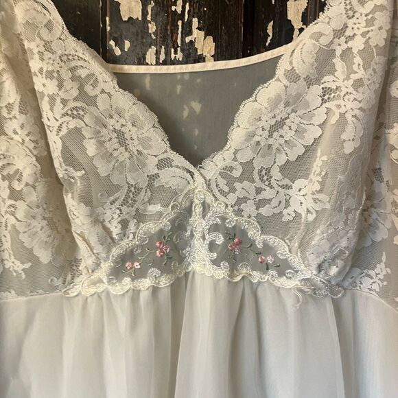 Shadowline vintage lace floral Elegant Sheer White Lace peignoir set. L - Picture 3 of 15